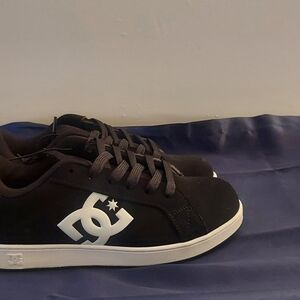 DC Shoes Black Low-Top Skate Sneakers with White Logo